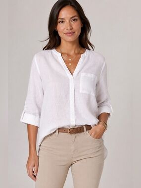 S. Oliver
Linen 3/4 length sleeve blouse with a notch neckline. Size 42 US XL